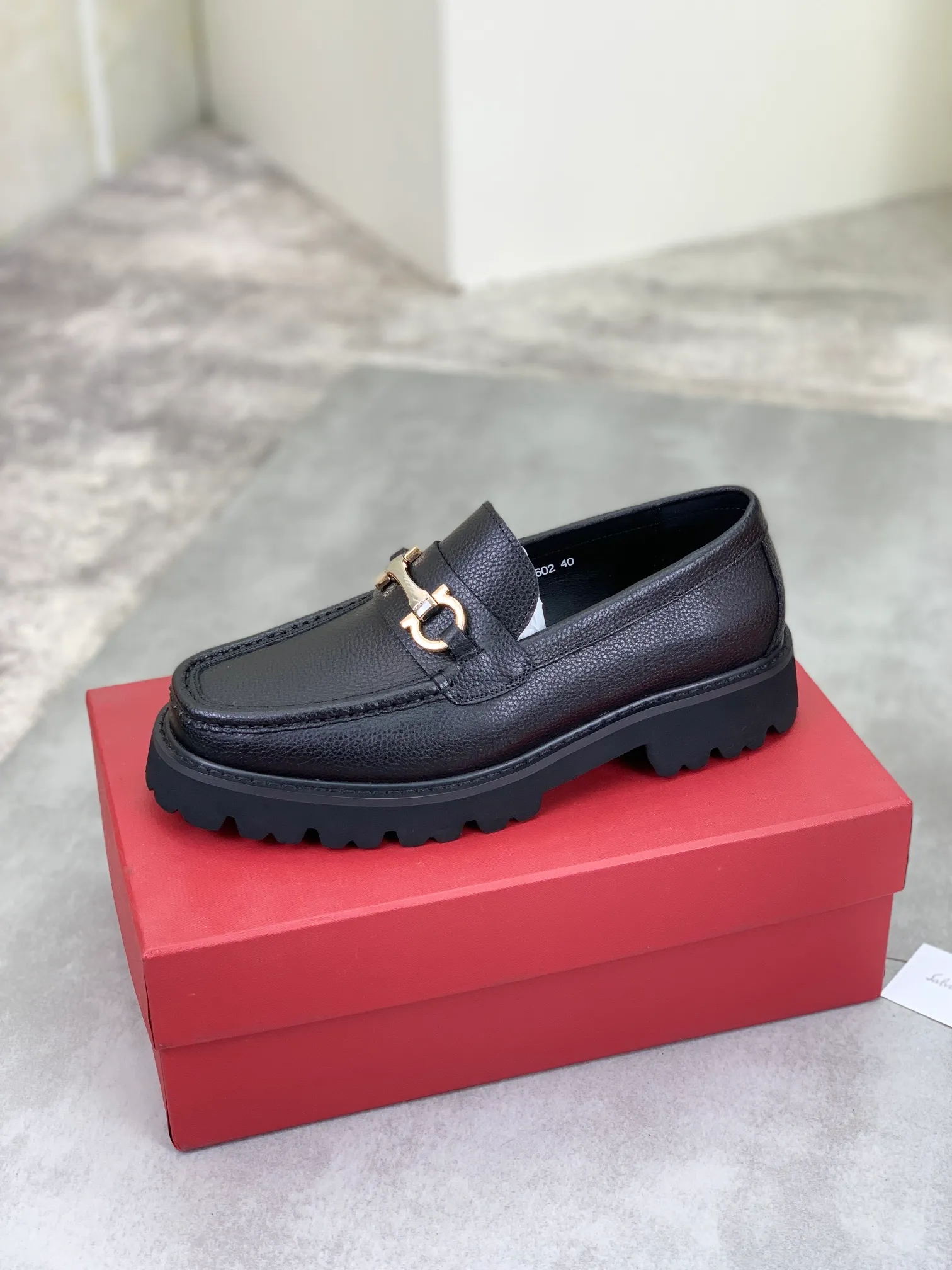Men's Men's Shoes 💰P460💰[New Style] Water-dyed Niuli 🆘[Salvatore Ferragamo] Ferragamo's latest casual business leather shoes for men! Available at counters simultaneously! The fabric is made of specially imported original calfskin, the lining is made of imported water-dyed cowhide, and the original lightweight foam outsole is absolutely luxurious and leads the fashion trend. Matching code: 38-45; 3️⃣ colors available